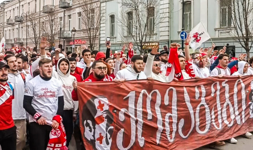Протестующие в Грузии прорвали металлическое ограждение перед зданием парламента