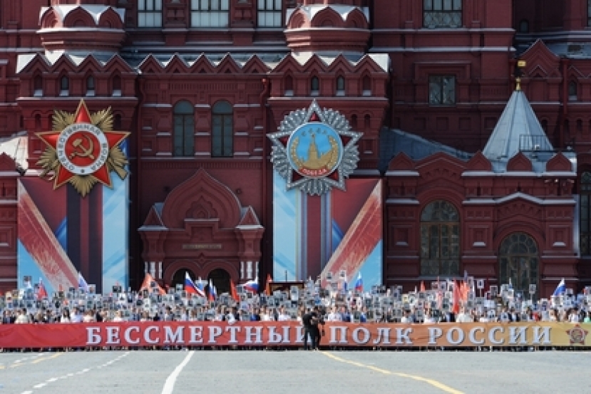Путин возглавил шествие «Бессмертного полка» в Москве