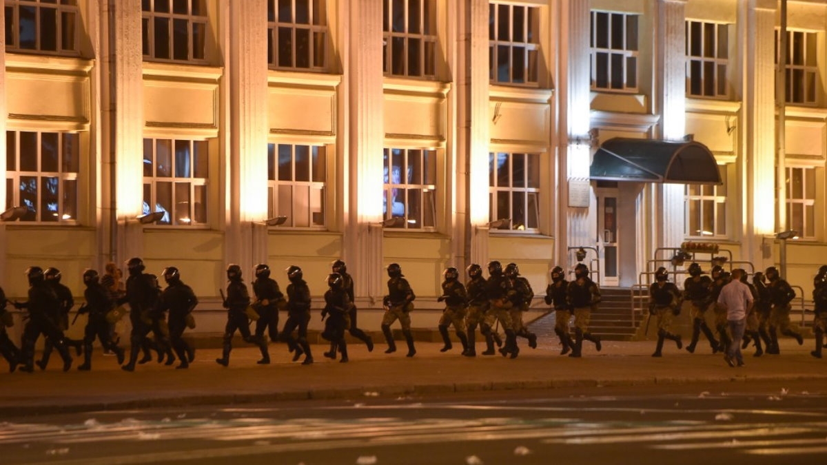 Sounds of Powerful Blasts Heard in Protest-Hit Minsk, Cloud of Smoke Is Seen