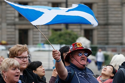 Nicola Sturgeon challenges May with second referendum bill
