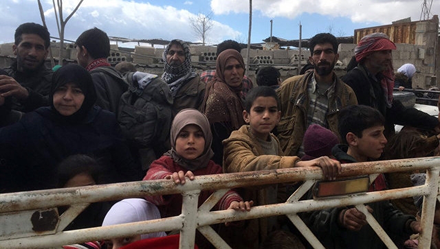 Российские военные привезли мирным жителям в Сирии продукты, одежду и воду