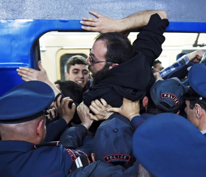 Армянский бунт. Почему в Ереване штурмуют парламент и дерутся с полицией