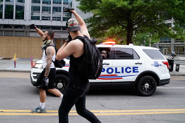 Трамп призвал поощрить американских полицейских