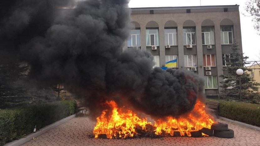 «Это только первый звоночек»: жители Кривого Рога подожгли шины из-за отсутствия отопления