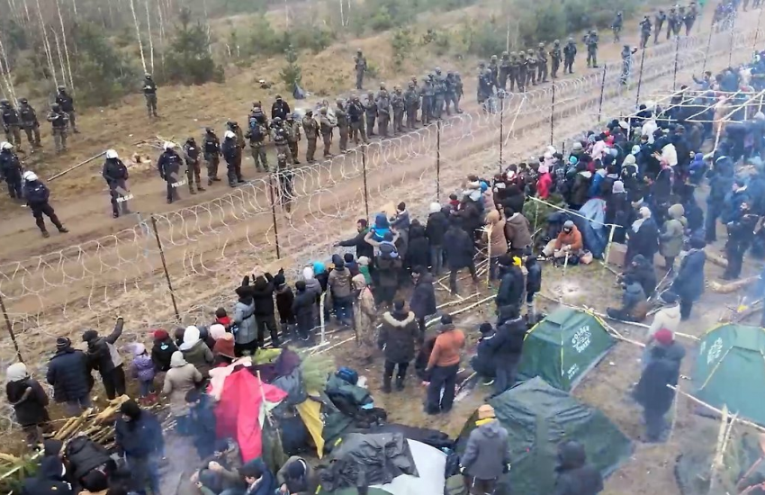 Putin: Russia Ready to Help Resolve Migrant Crisis on Belarusian-Polish Border
