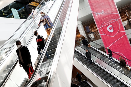 В Бельгии люди выстроились в очереди в первые часы работы магазинов