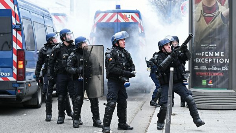 "Желтые жилеты" подожгли вход в Банк Франции в Руане