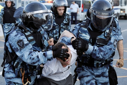 ОМОН начал задерживать протестующих на Трубной площади