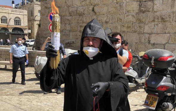 Благодатный огонь сошел в храме Гроба Господня в Иерусалиме