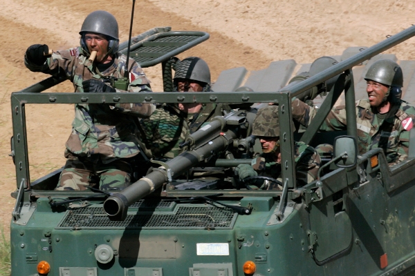 Броня крепка. США везут в Прибалтику военных и оружие. На кого его направят?