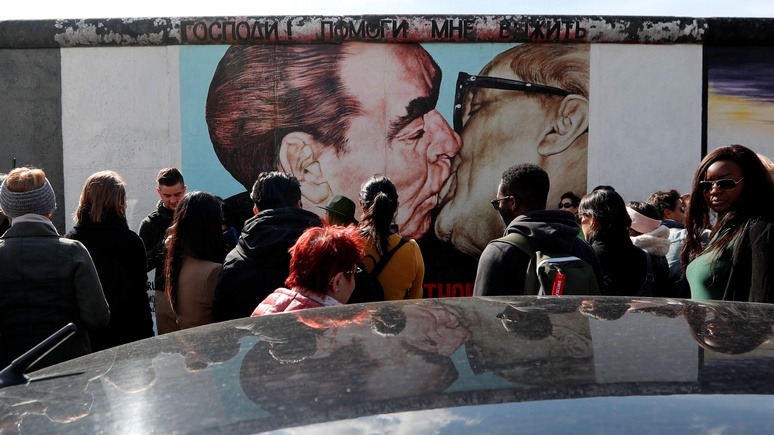 Диалог и сила: обозреватель Bloomberg нашёл рецепт победы Запада над автократиями XXI века