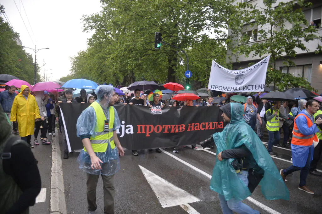 Прозападная оппозиция Сербии готовится к майдану, а не диалогу