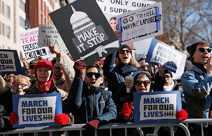 Молодежь в США вышла на крупнейшую демонстрацию со времен войны во Вьетнаме