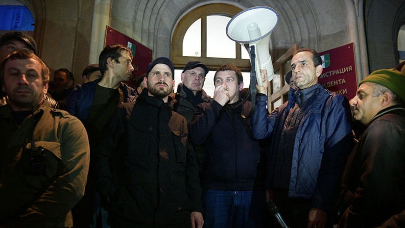 «Нет предпосылок для дополнительной эскалации»: парламент Абхазии принял отставку Хаджимбы и назначил и. о. президента