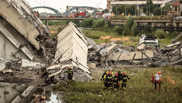 Под завалами моста в Генуе могут оставаться выжившие, считают пожарные