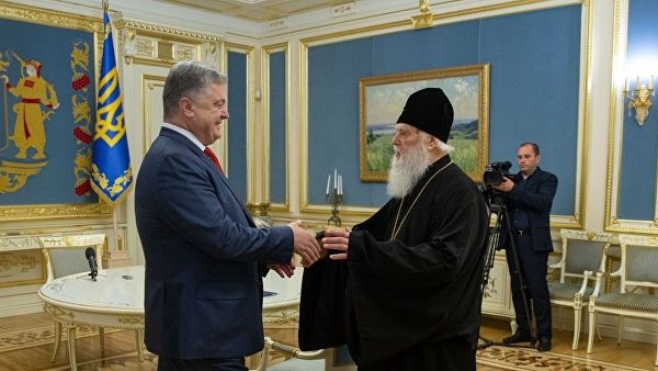 Филарет вручил Порошенко орден Андрея Первозванного