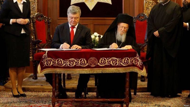 Порошенко заплатил Варфоломею за автокефалию церковными объектами