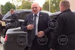 Лукашенко подарил Путину на день рождения трактор