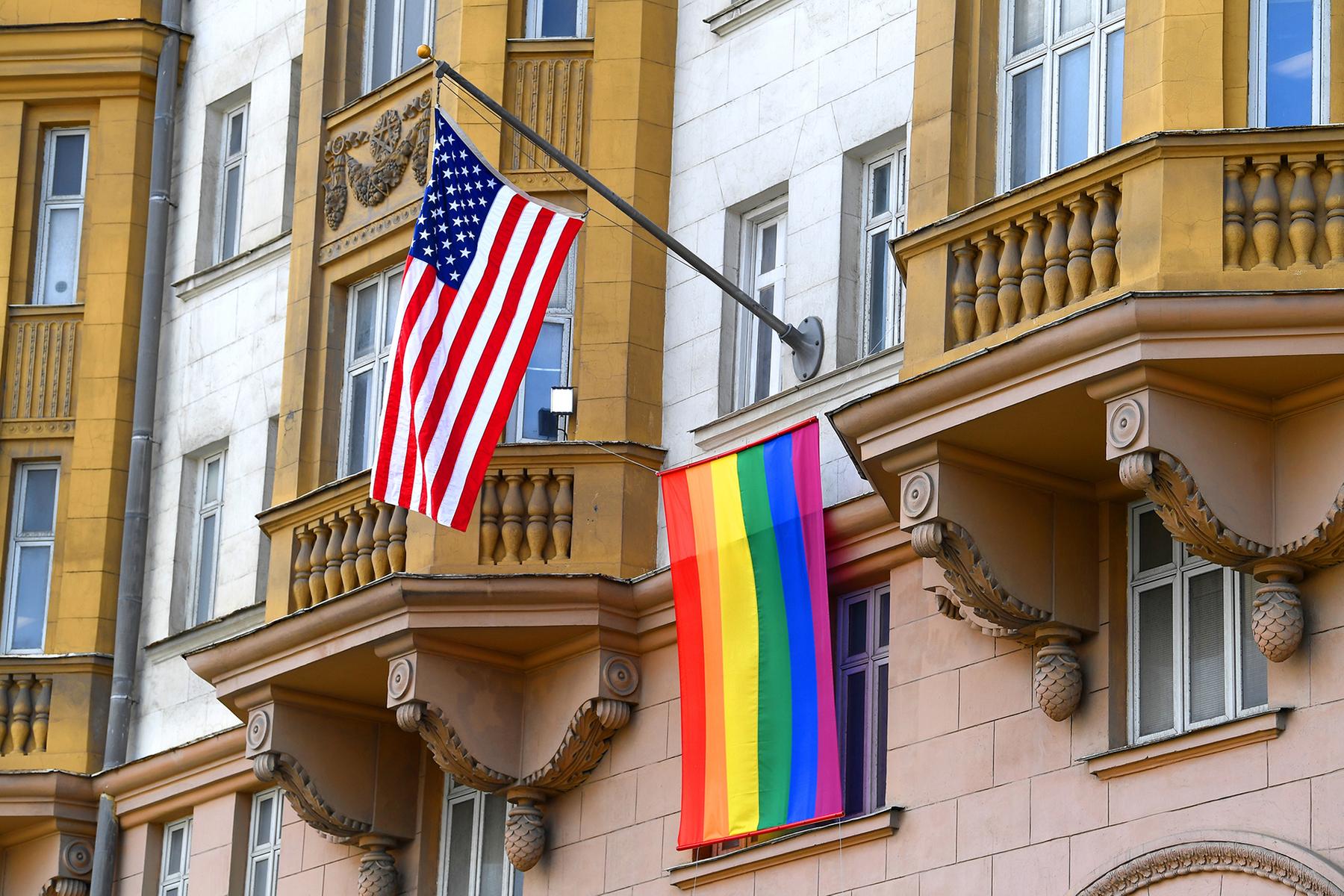Посольство США вывесило на своем здании в Москве флаг ЛГБТ