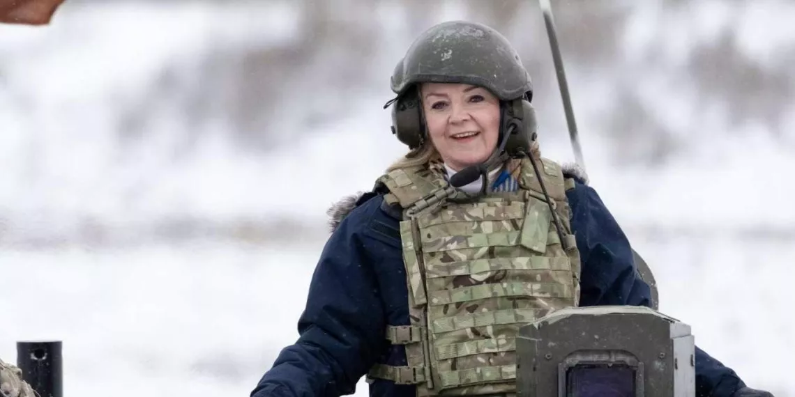 "Танкистка" Лиз Трасс стала новым премьером Британии. Чем она запомнилась публике