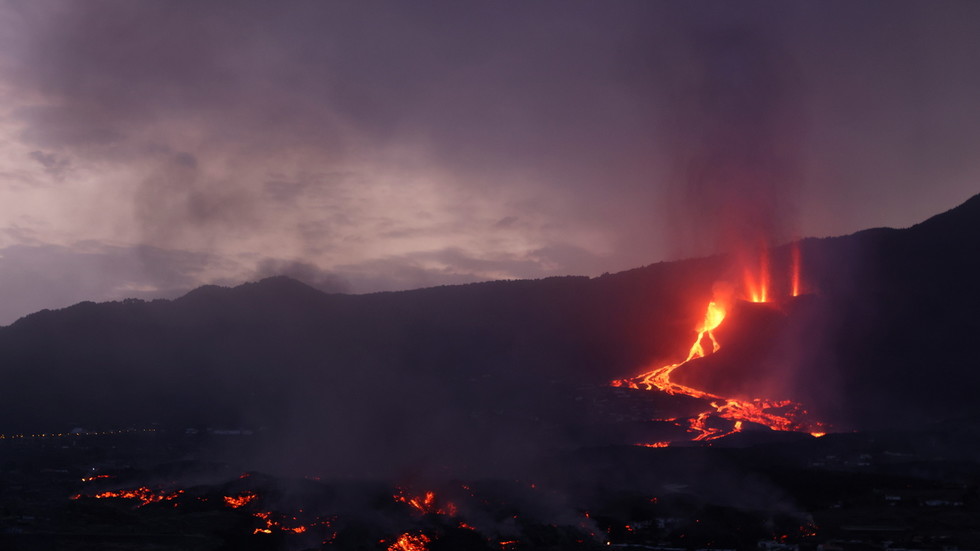La Palma declared ‘disaster zone’ as Spanish govt pledges €10mn & island awaits potential toxic cloud from volcanic lava