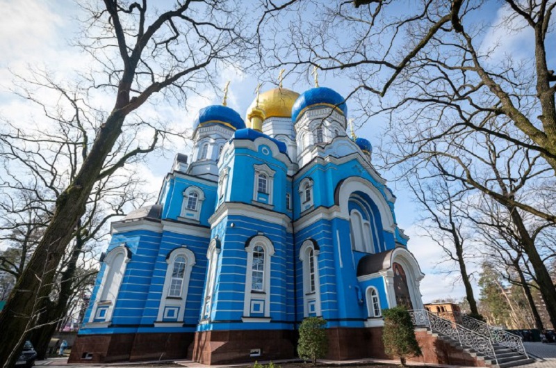 Конгрессвумен Луна потребовала от посла Украины объяснить захваты церквей УПЦ