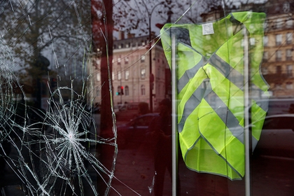 Французы разозлились из-за роста цен на бензин и лишили сограждан топлива