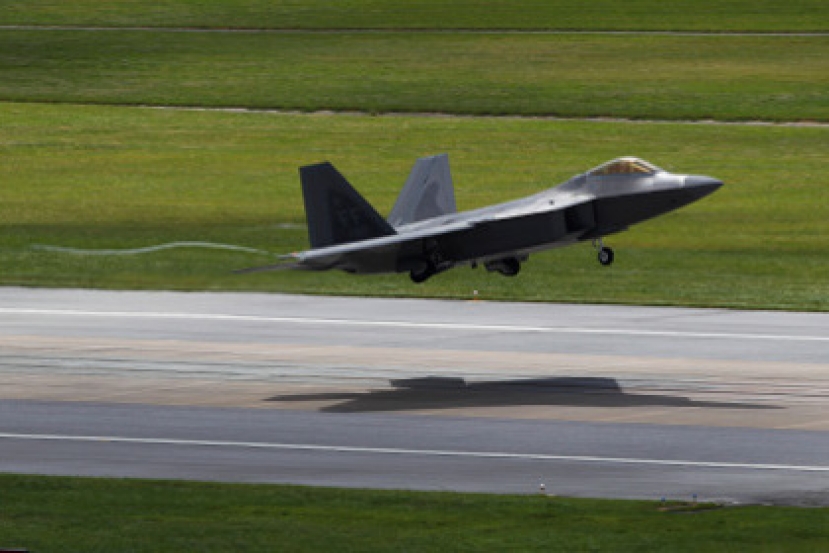 США перебросили в Европу истребители F-22 Raptor