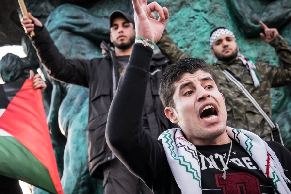 В тени кебабов Мигранты захватили шведский город. Их боятся даже бабушки