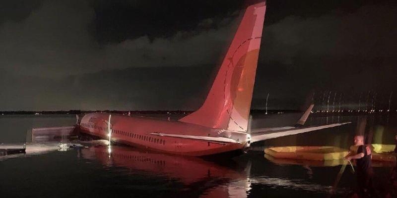 В США Boeing 737 с военными упал в реку