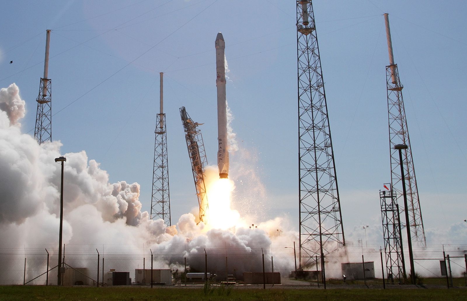 Маску покрывают затраты, чтобы тот имел возможность занижать стоимость коммерческих запусков