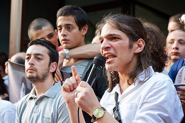 Грузинский бунт. Школьная поножовщина вывела на улицы тысячи людей. Они требуют смены власти