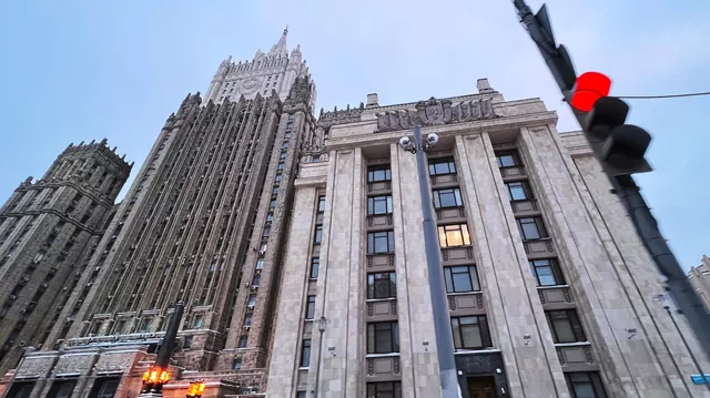 Запад ходит по краю, давя на Россию, заявил советник МИД