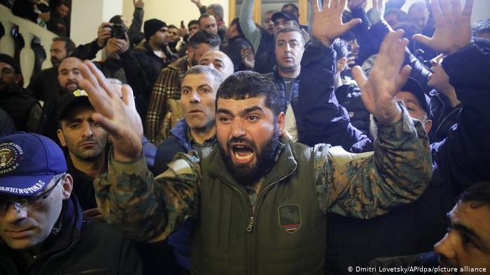 В Ереване начались массовые волнения