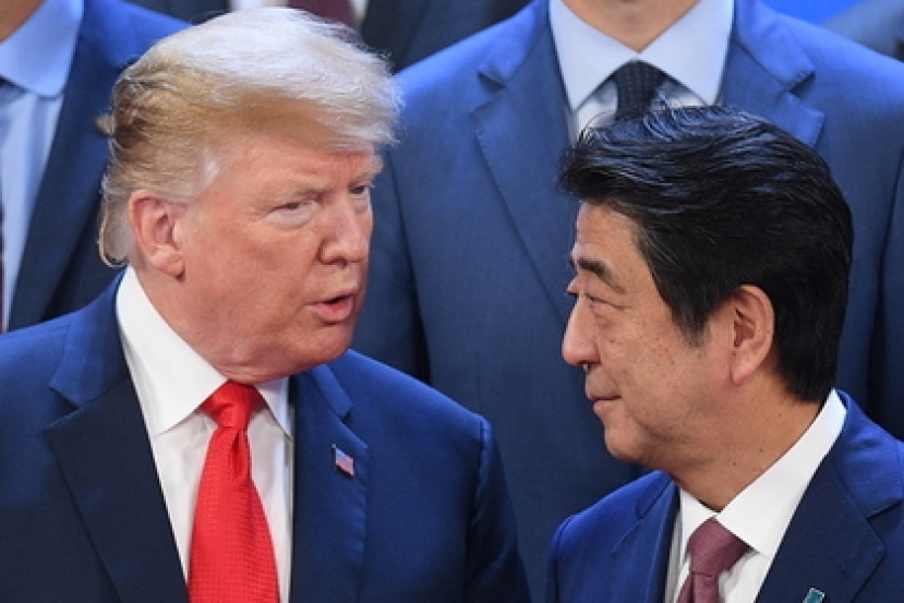 Премьер Японии выдвинул Трампа на Нобелевскую премию по просьбе США
