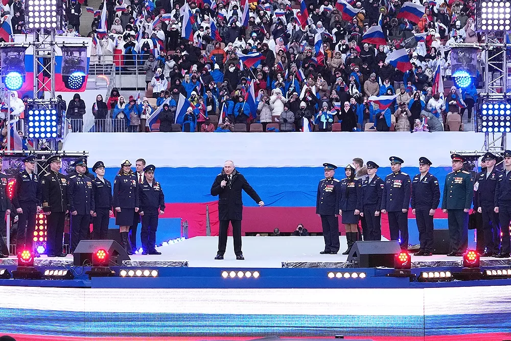Путин вышел на сцену во время концерта в Лужниках
