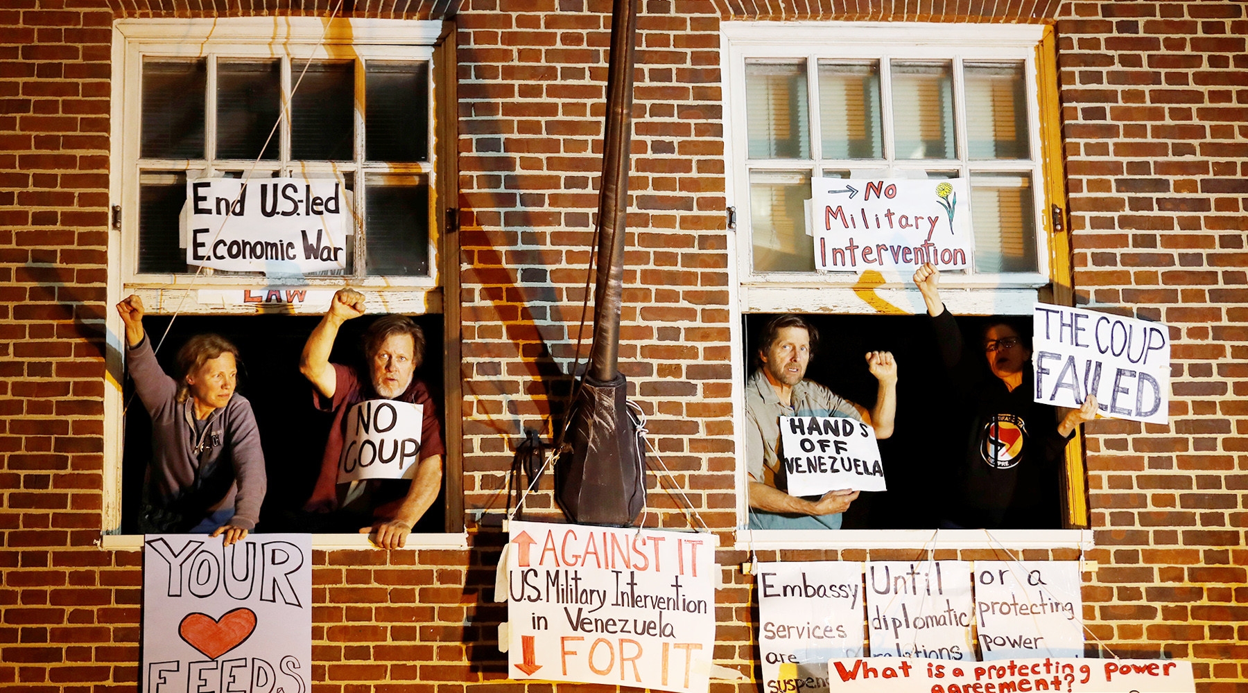 Миниатюрная интервенция: Каракас обвинил США в нарушении международного права после вторжения полицейских в посольство