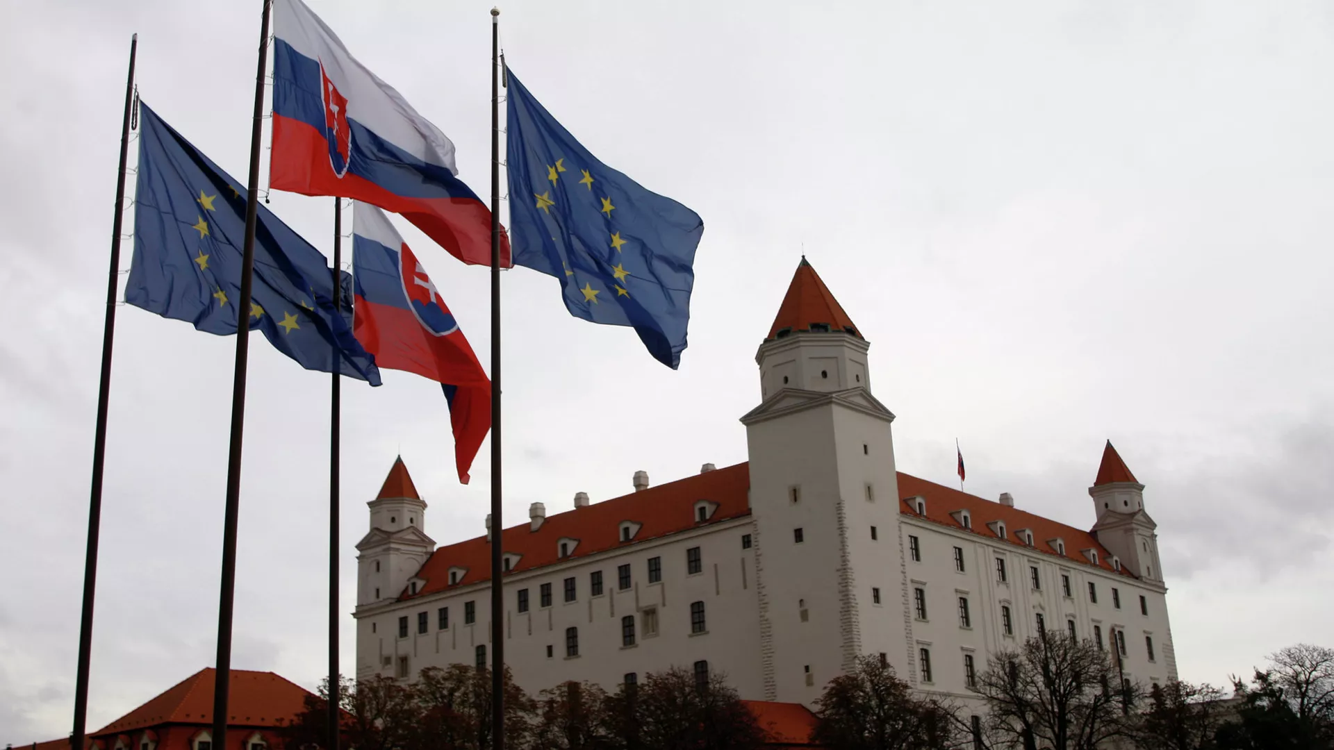 Парламент Словакии одобрил поправки о закреплении в конституции двух полов
