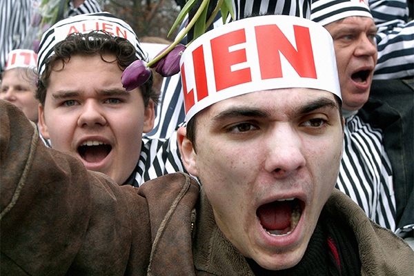 «Мягко вытурили за отказ общаться». Латыши забыли русский, а теперь теряют работу и покидают родину