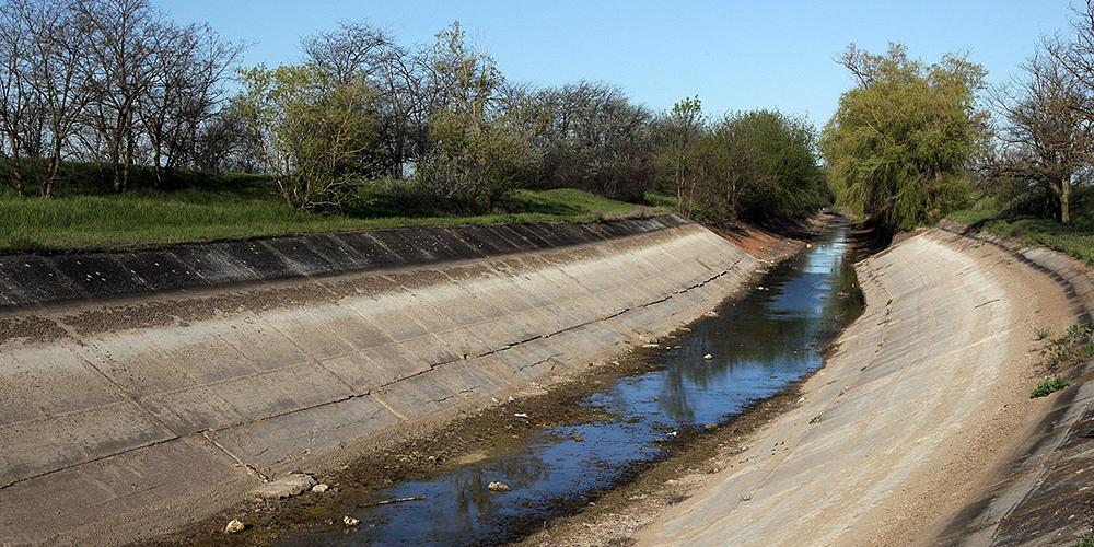 В Крым начала просачиваться вода из Днепра
