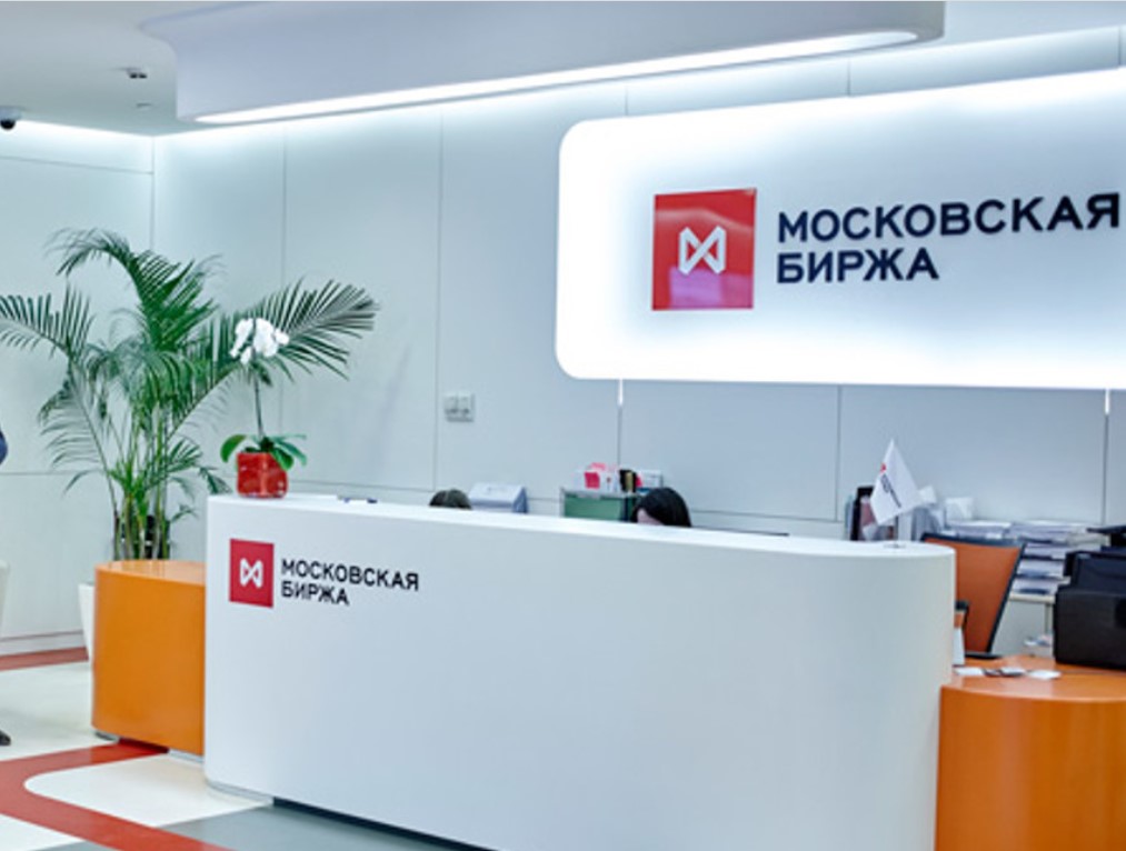 Мосбиржа заявила об отмене торгов долларом и евро из-за санкций США