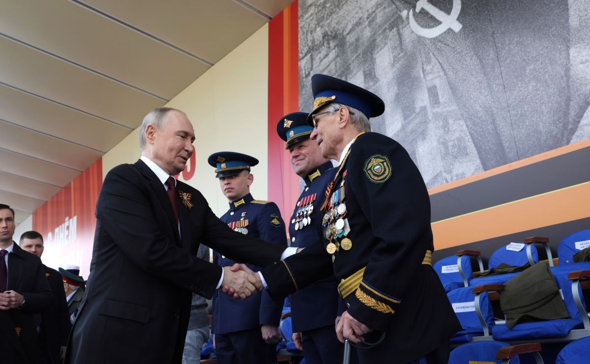 Путин поздравил граждан с Днём защитника Отечества