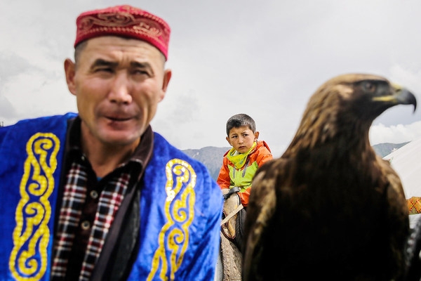 Казахский исход. Назарбаев был гарантом национального мира. С его уходом русскоязычные начинают уезжать.