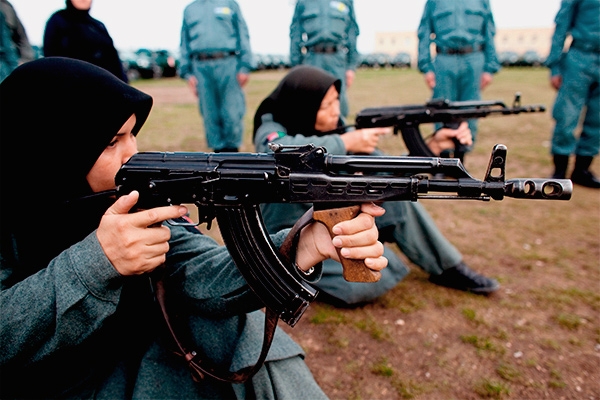 Бабка надвое шмаляла. Древние старухи и молодые афганки отстреливают джихадистов как собак