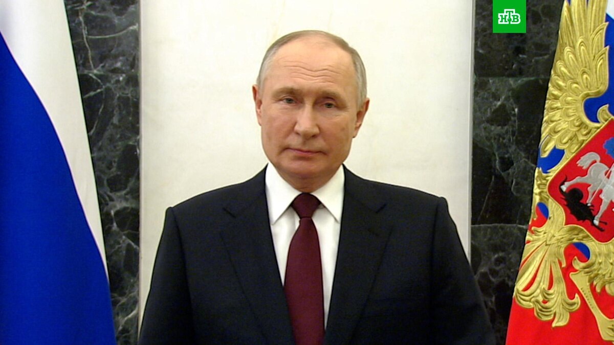 Путин поздравил россиян с Днём защитника Отечества