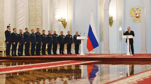 Путин вручил Героям России медали "Золотая звезда"
