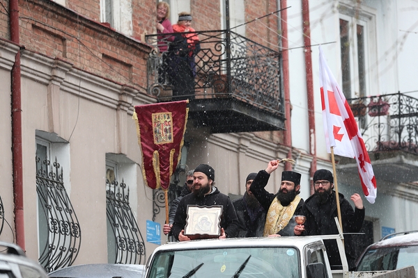 «Земля уходит из-под ног». Коронавирус остановил жизнь в Грузии и уничтожает ее ослабленную экономику