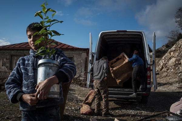 «Они зайдут в наш дом и убьют». Азербайджанцы возвращаются в Карабах. Смогут ли они ужиться с армянами, победив взаимную ненависть?