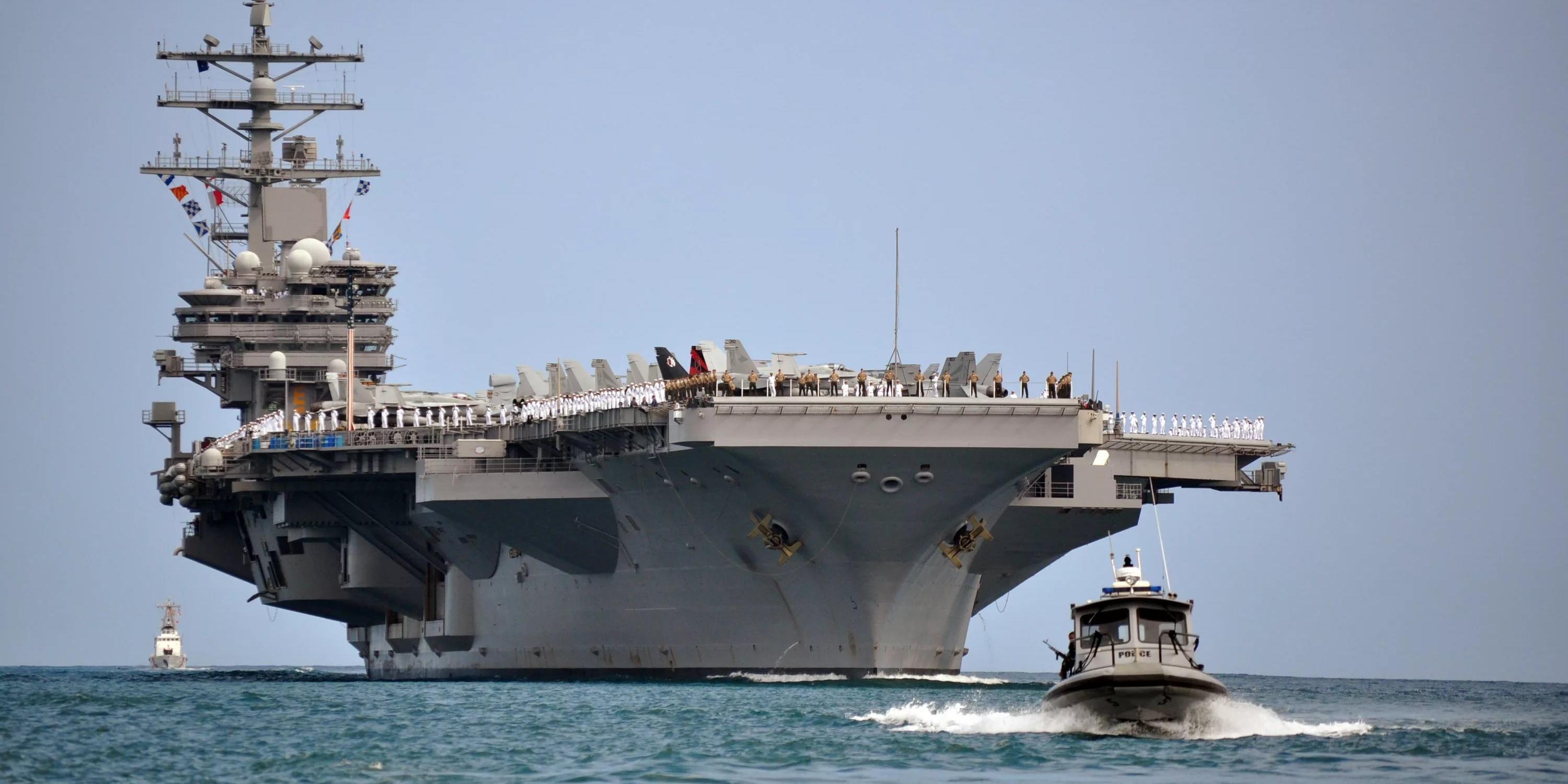 Авианосец "Рональд Рейган" оказался в ловушке кораблей ВМС Китая