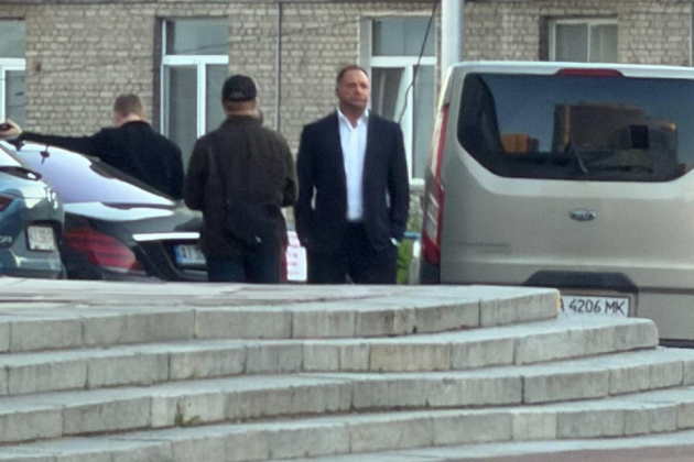 В Киеве был остановлен автомобиль с человеком, похожим на бывшего главу ОПУ Андрея Ермака